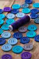 Bezpłatne zdjęcie wysoki kąt niebieskich przycisków z rolką nici