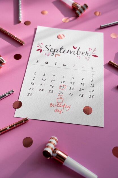 Wysoki kąt notatki urodzinowej dodany w tętniącym życiem kalendarzu
