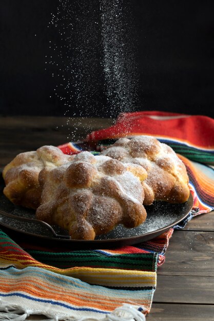 Wysoki kąt pan de muerto z miejscem na kopię