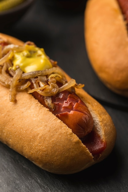 Bezpłatne zdjęcie wysoki kąt pyszny hot dog z cebulą