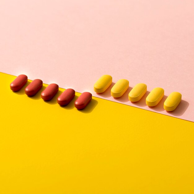 Wysoki kąt różnokolorowych tabletek w rzędach
