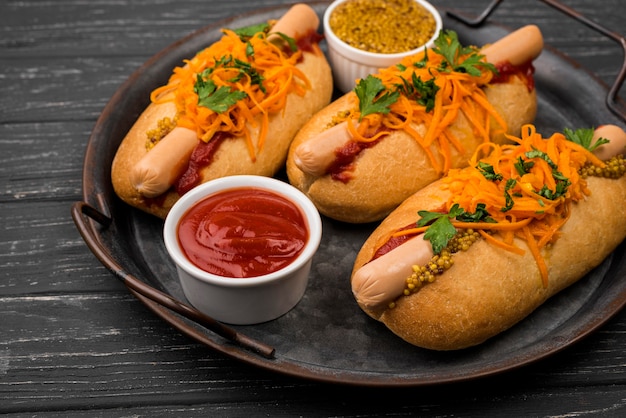 Wysoki kąt smaczne hot dogi na talerzu