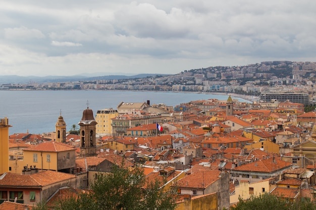 Wysoki kąt strzału architektury w Nicei we Francji w ciągu dnia z oceanem