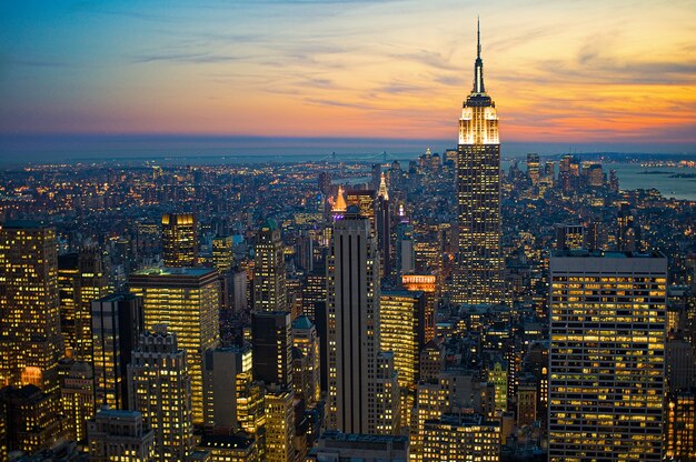 Wysoki kąt strzału budynków miejskich w Nowym Jorku na Manhattanie