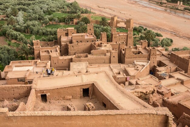 Wysoki kąt strzału historycznej wioski Kasbah Ait Ben Haddou‌ w Maroku