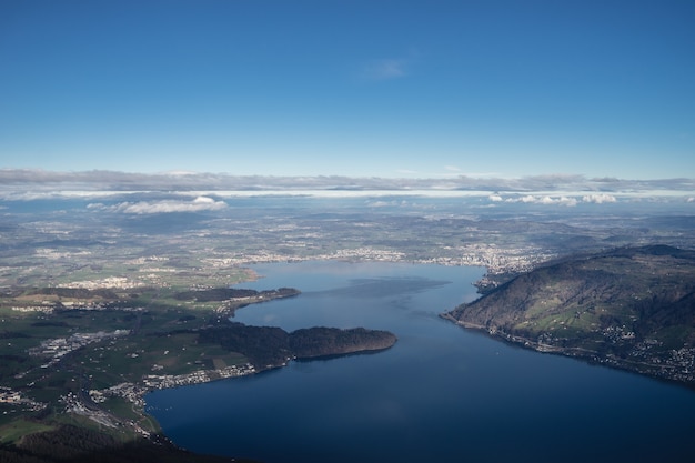 Wysoki kąt strzału jeziora Zug w Szwajcarii pod jasnym, błękitnym niebem