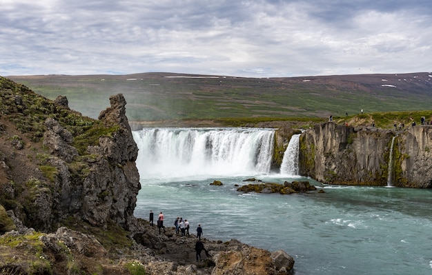 Bezpłatne zdjęcie wysoki kąt strzału laguny godafoss fossholl w islandii