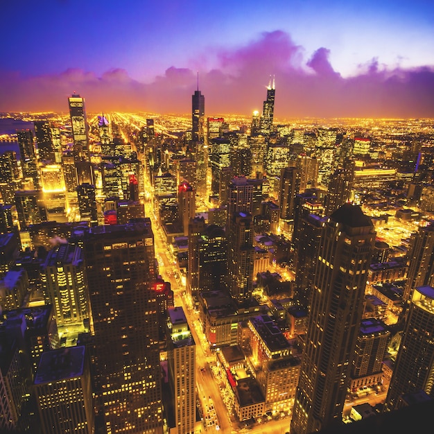 Wysoki kąt strzału miasta Chicago ze słynnej Hancock Tower w nocy