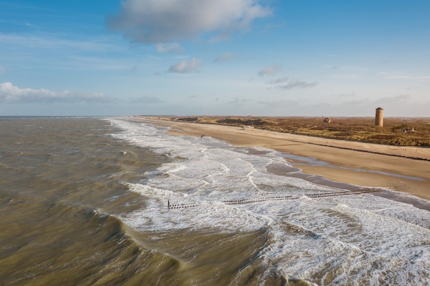 Wysoki kąt strzału nad morzem w Domburgu w Holandii