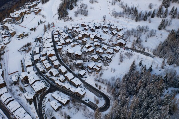 Wysoki kąt strzału ośnieżonej wioski Wintersport, Sainte-Foy-Tarentaise w Alpach we Francji.
