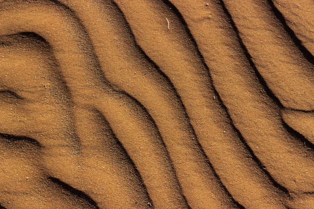 Bezpłatne zdjęcie wysoki kąt strzału wzorzystej tekstury piasku zrobione w namibii