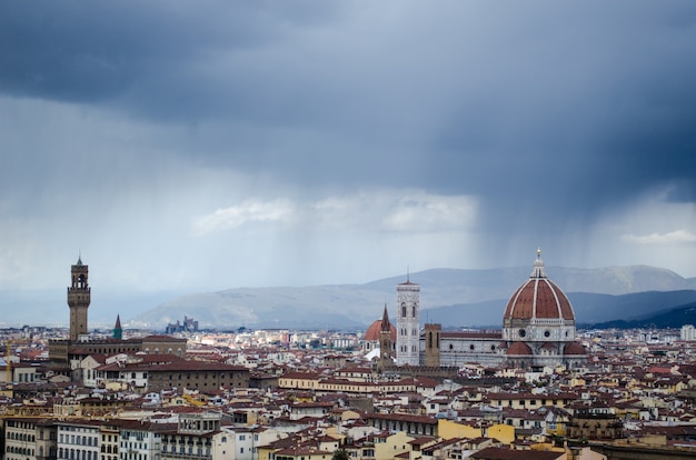 Wysoki kąt strzału z pięknego miasta Florencji pod bezchmurnym niebem
