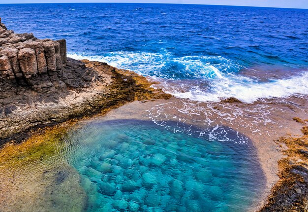Wysoki kąt strzału z pięknym morzem otoczonym przez formacje skalne na Wyspach Kanaryjskich w Hiszpanii