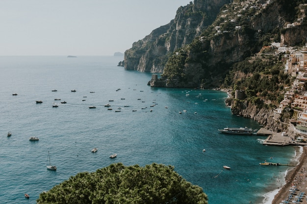 Wysoki kąt strzału z pięknym widokiem na wybrzeże Amalfi we Włoszech