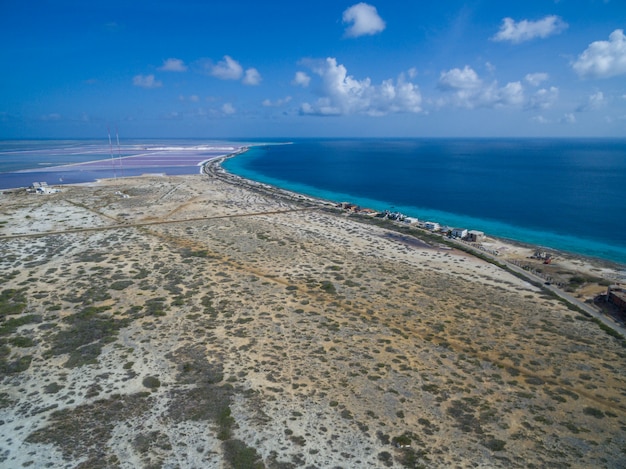 Wysoki kąt strzału z tropikalnej plaży w Bonaire na Karaibach