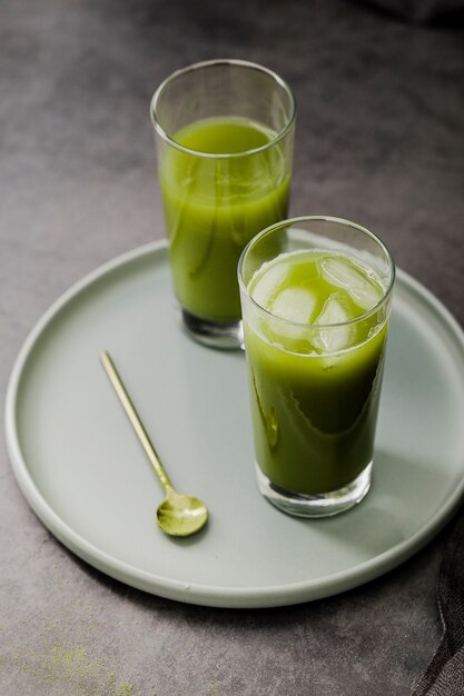 Wysoki kąt szklanek do herbaty matcha z kostkami lodu