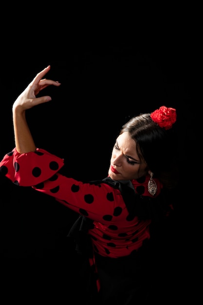 Wysoki kąt tancerz flamenca trzymając rękę