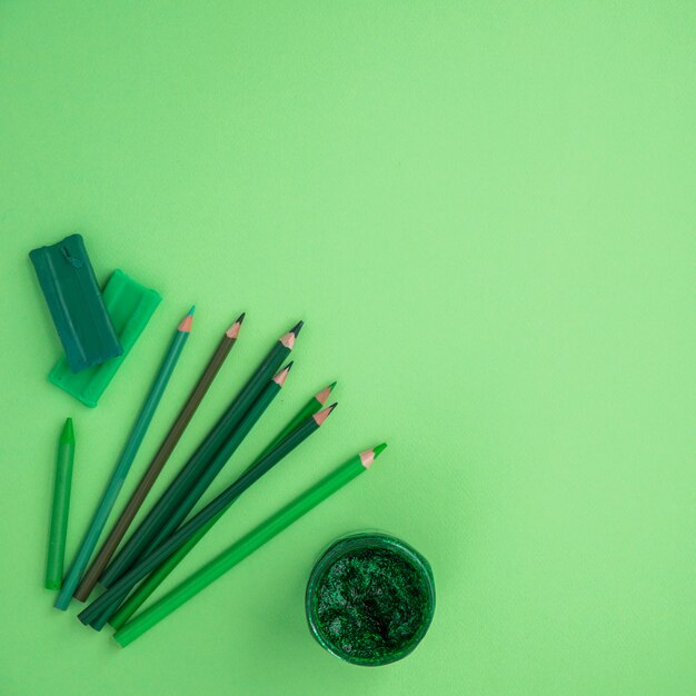Wysoki kąt widzenia kolorów ołówków; pastel; kolor gliny i brokatu na zielonym tle