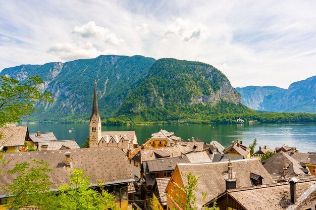 Wysoki kąt widzenia miasta Hallstatt w Austrii