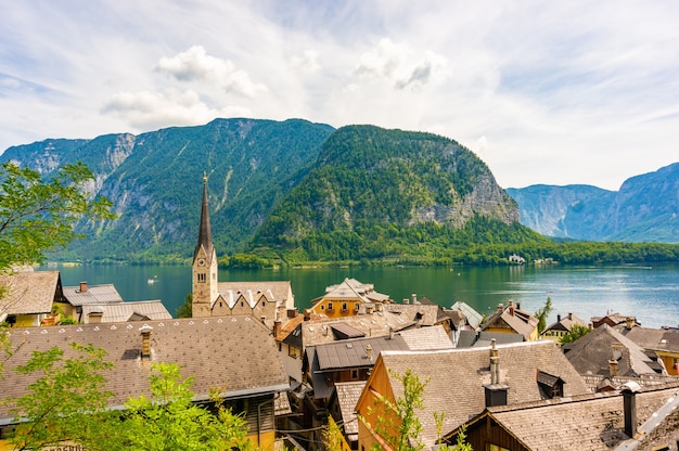 Wysoki kąt widzenia miasta Hallstatt w Austrii