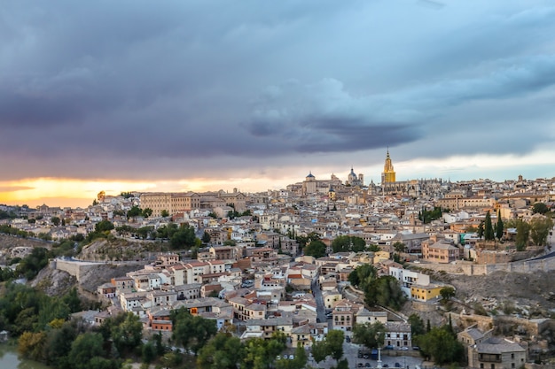 Wysoki kąt widzenia miasta Toledo w Hiszpanii pod ciemnym zachmurzonym niebem