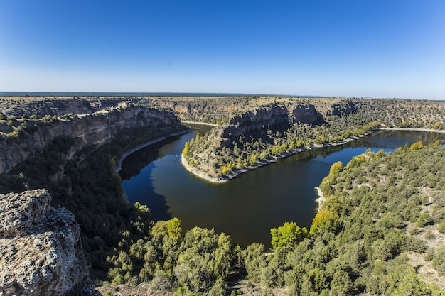 Wysoki kąt widzenia parku przyrody Hoces del Duraton w Segowii, Hiszpania