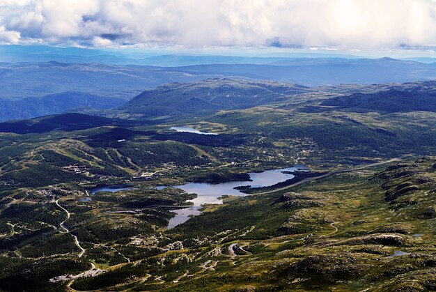 Wysoki kąt widzenia pięknego krajobrazu w Tuddal Gaustatoppen, Norwegia