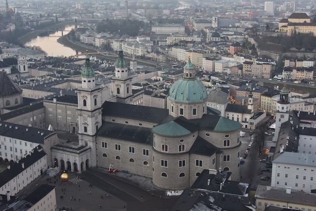 Wysoki kąt widzenia twierdzy Hohensalzburg otoczonej budynkami w Salzburgu w Austrii