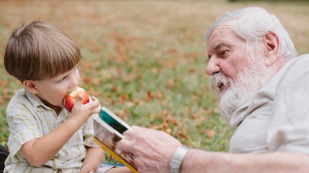 Bezpłatne zdjęcie wysoki kąt wnuka i dziadka w parku