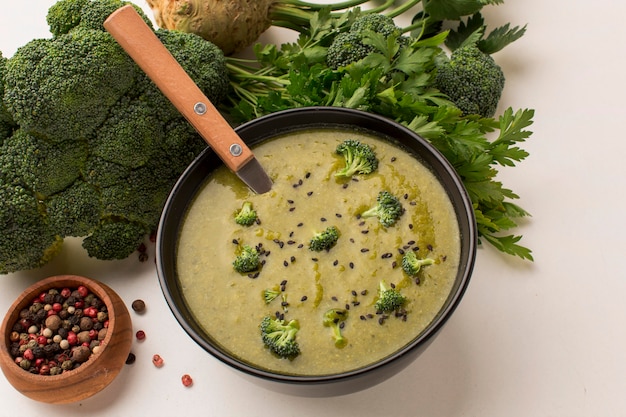 Bezpłatne zdjęcie wysoki kąt zimowa zupa brokułowa w misce