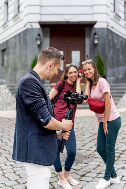 Bezpłatne zdjęcie wysoki kąt znajomych przy selfie