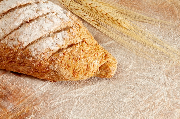 Wysoki widok chleba i pszenicy