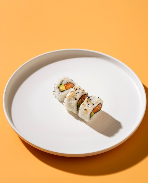 Wysoki widok maksi sushi na talerzu