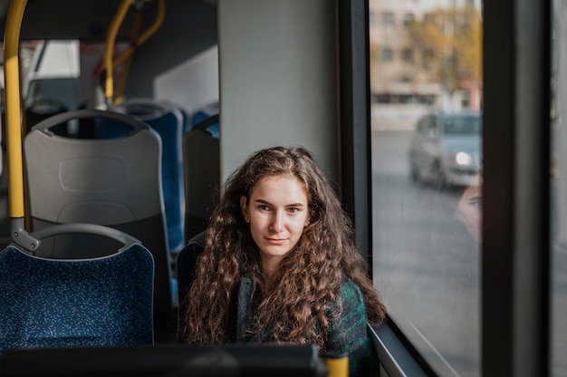 Bezpłatne zdjęcie wysoki widok podróżujący autobusem