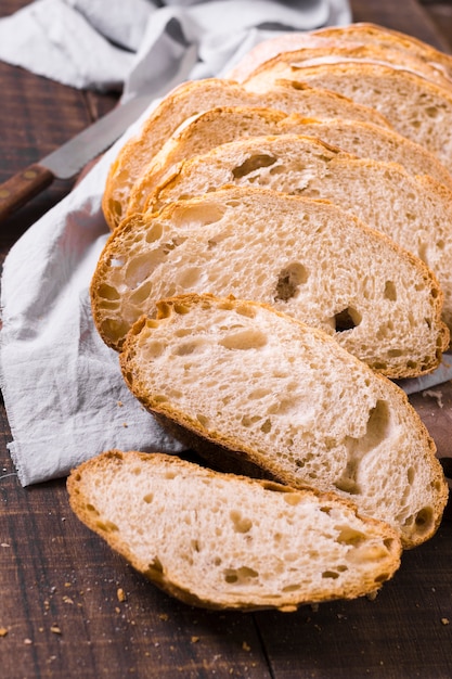 Wysokie kromki białego chleba i okruchów