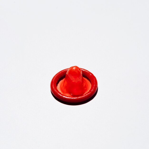 Wysokiego kąta czerwony kondom na białym tle