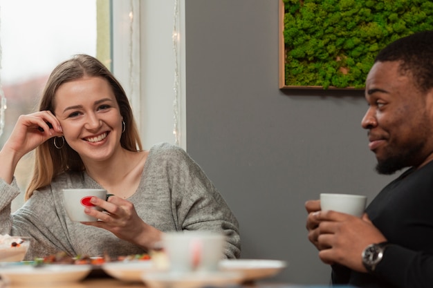 Bezpłatne zdjęcie wysokiego kąta kobieta i mężczyzna przy restauracją