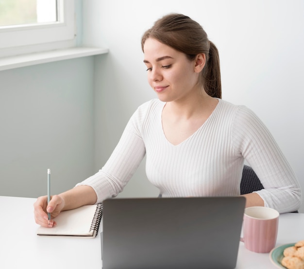 Wysokiego Kąta Niezależna Kobieta Przy Biurka Writing W Agendzie