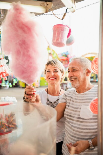 Wysokiego kąta para kupuje różową bawełnianą cukierek
