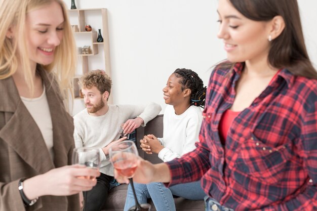 Wysokiego kąta przyjaciele jedzą lunch w domu