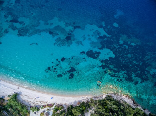 Wysokiego kąta strzał ocean w różnych cieniach błękit w Samos, Grecja