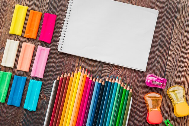 Wysokiego kąta widok kolorowa glina i ołówek z bielu ślimakowatym notepad