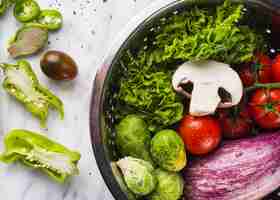 Bezpłatne zdjęcie wysokiego kąta widok organicznie zdrowi warzywa w colander