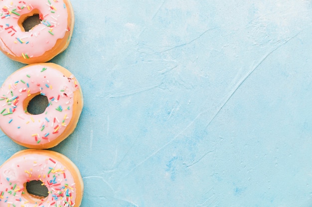 Wysokiego kąta widok świezi donuts na błękitnym tle