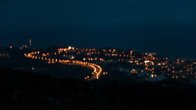 Bezpłatne zdjęcie wysokiego kąta widok zamazany wsi światło nad górą