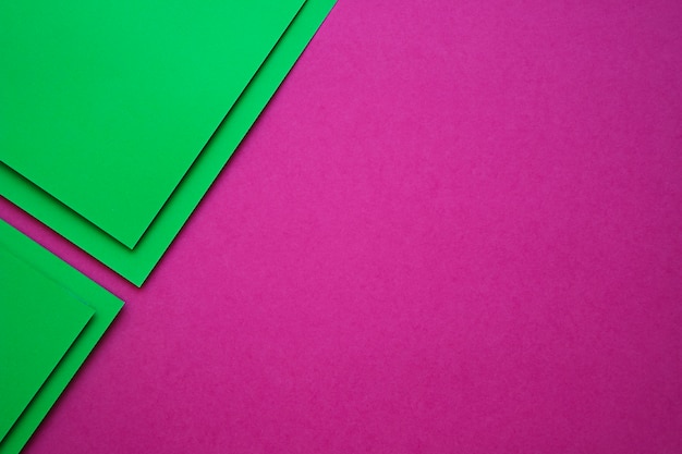Wysokiego kąta widok zieleni kartonowi papiery na różowym tle