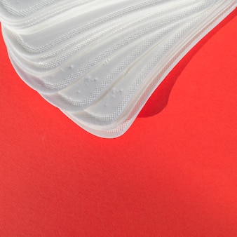 Wysokiego widoku czyste białe ochraniacze na czerwonym tle