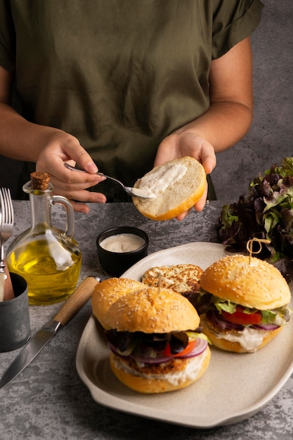 Bezpłatne zdjęcie wysokobiałkowy posiłek z burgerów z bliska