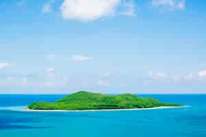 Bezpłatne zdjęcie wyspa w niebieskim oceanie