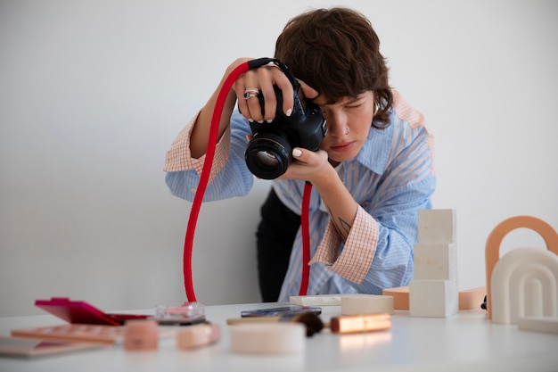 Wyspecjalizowany fotograf o średnim ujęciu robiący zdjęcia